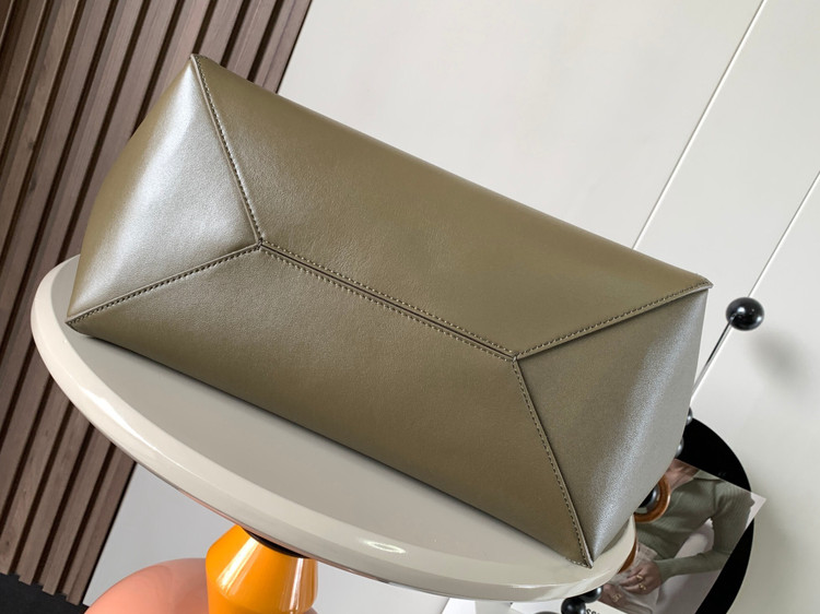 کیف زنانه برند Loewe