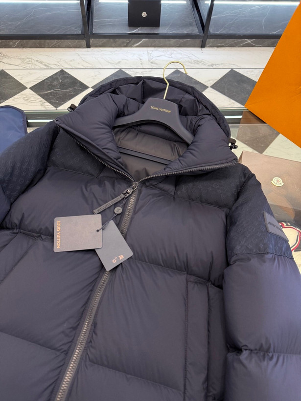 کاپشن برند Louis Vuitton