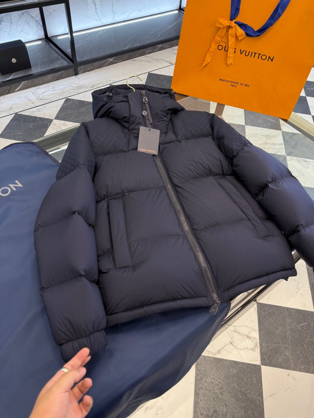 کاپشن برند Louis Vuitton