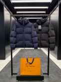 کاپشن برند Louis Vuitton