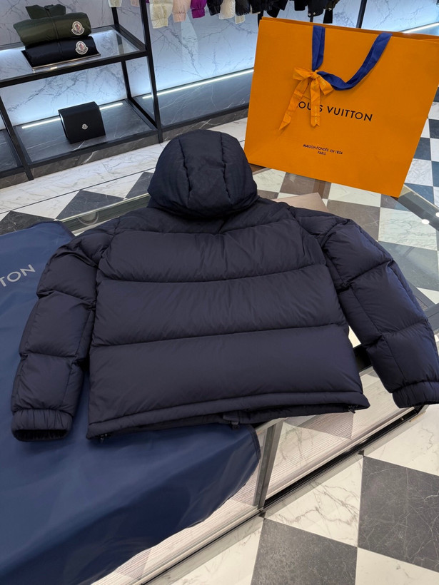 کاپشن برند Louis Vuitton