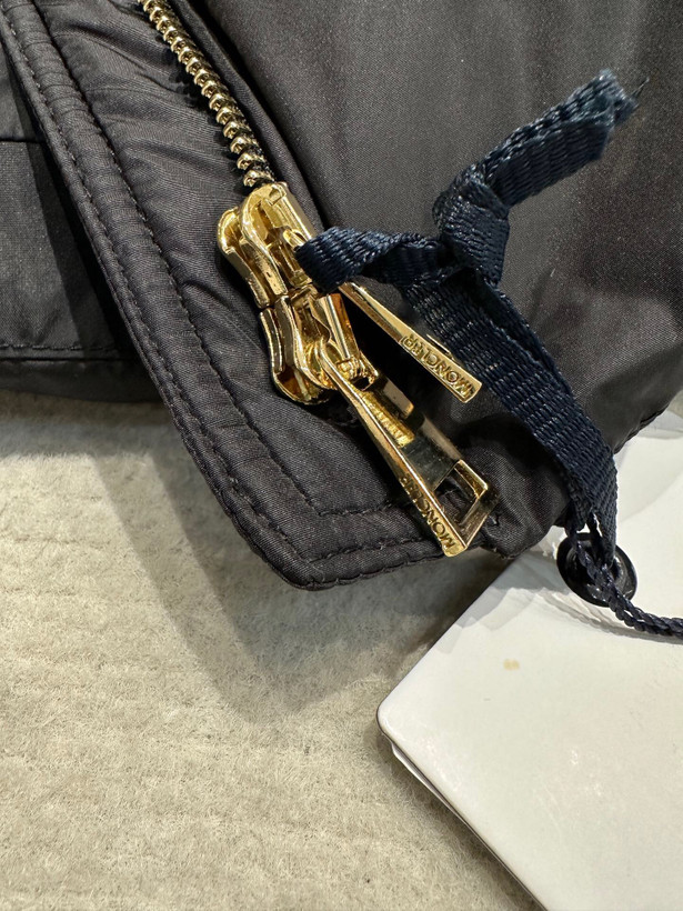 کاپشن زنانه برند Moncler