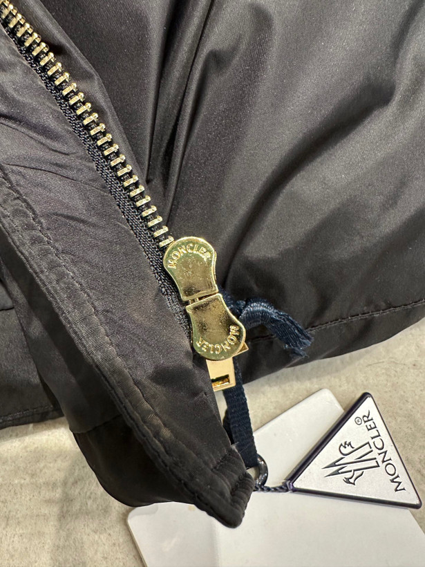 کاپشن زنانه برند Moncler