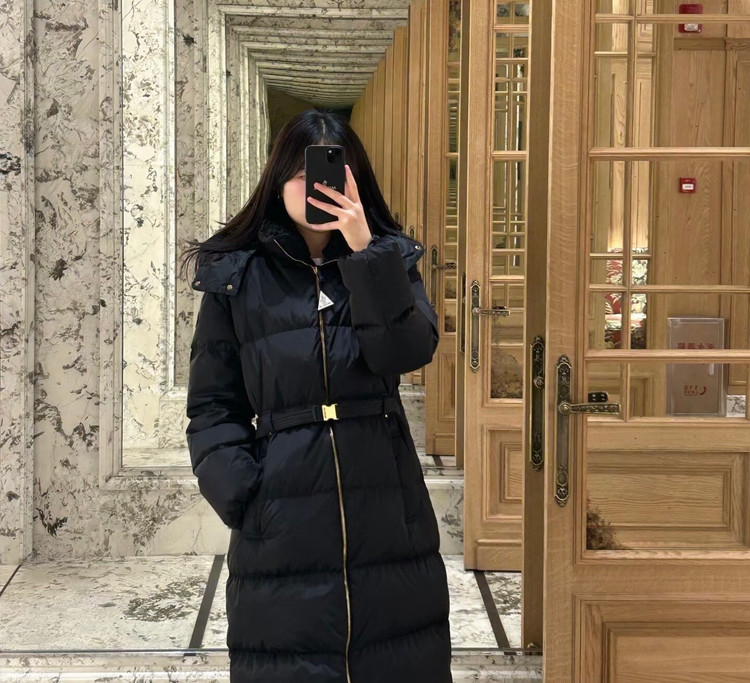 کاپشن زنانه برند Moncler