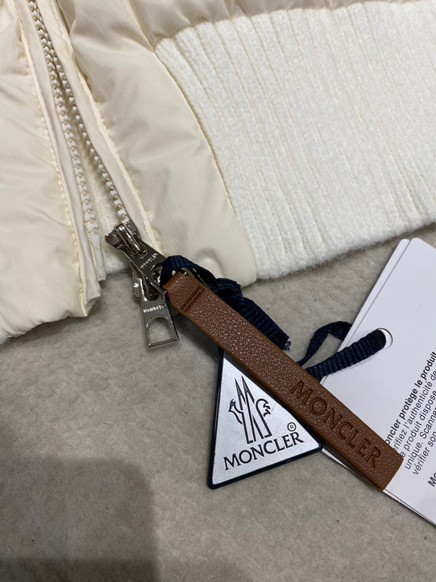 کاپشن زنانه برند Moncler