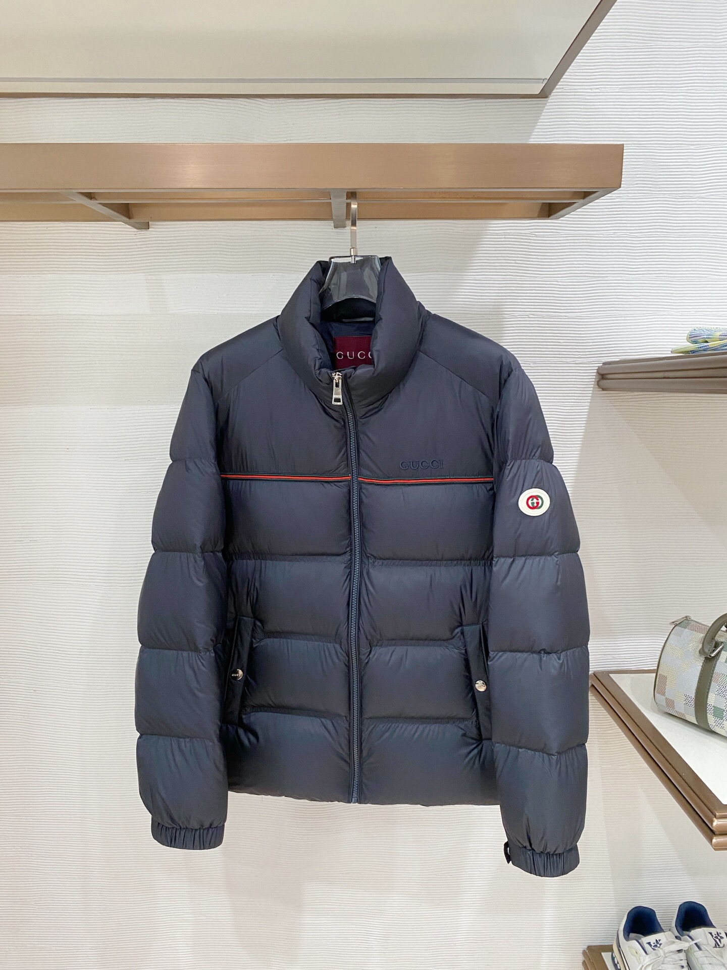 کاپشن برند Gucci