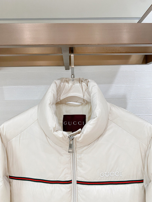 کاپشن برند Gucci