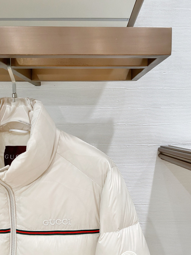 کاپشن برند Gucci