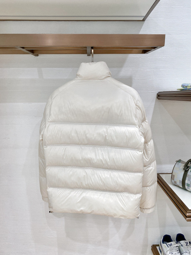 کاپشن برند Gucci