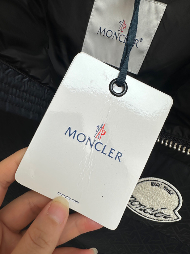 پافر برند Moncler