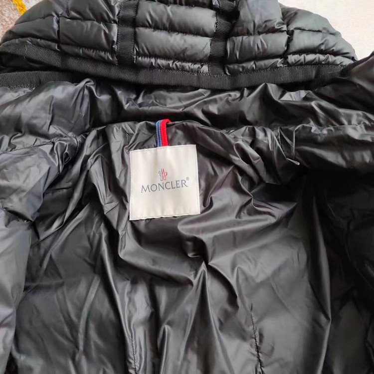 کاپشن بلند زنانه برند Moncler