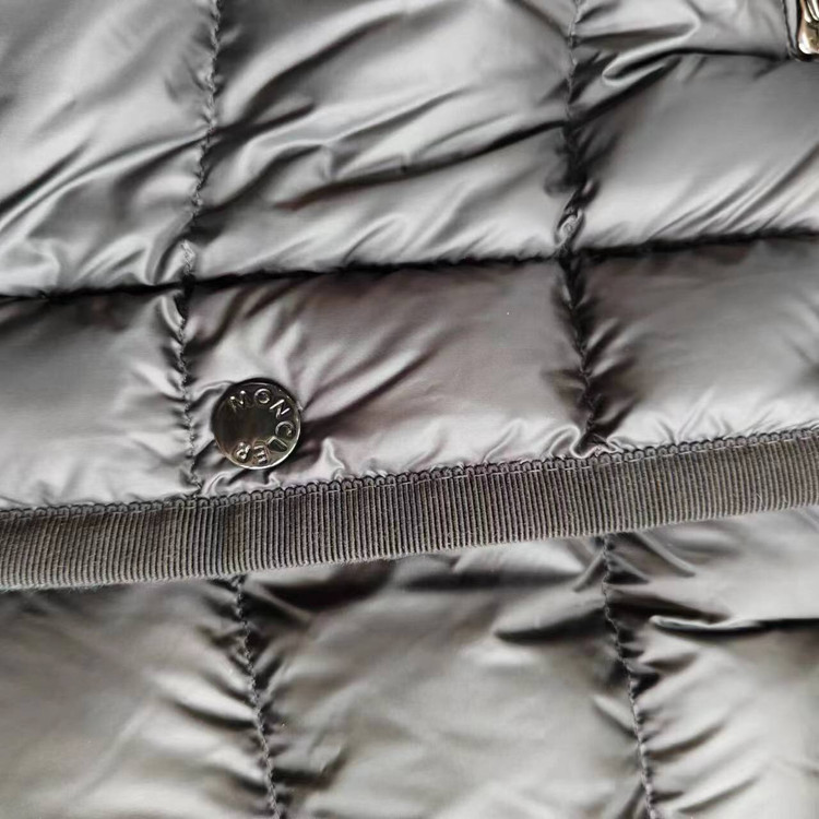 کاپشن بلند زنانه برند Moncler