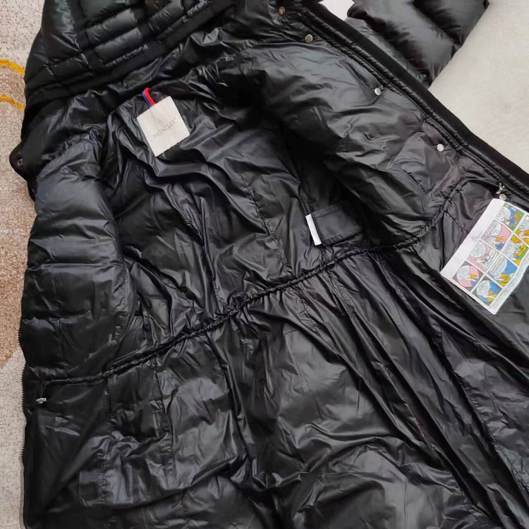 کاپشن بلند زنانه برند Moncler