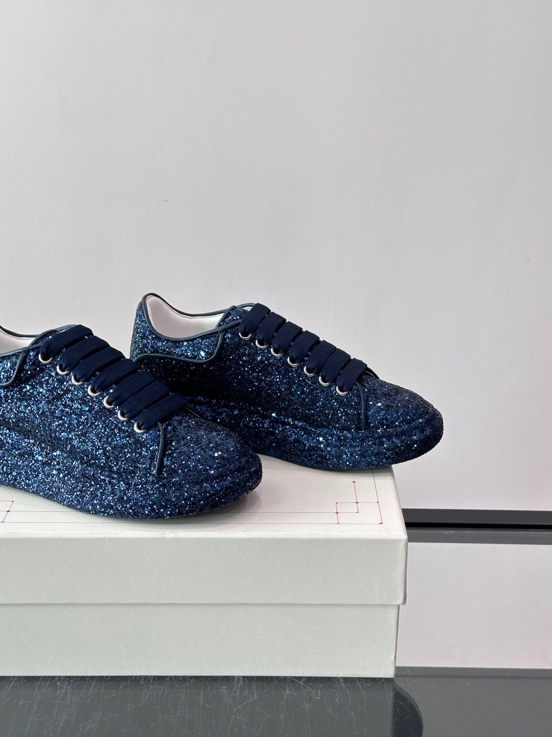 اسنیکر برند Alexander McQueen