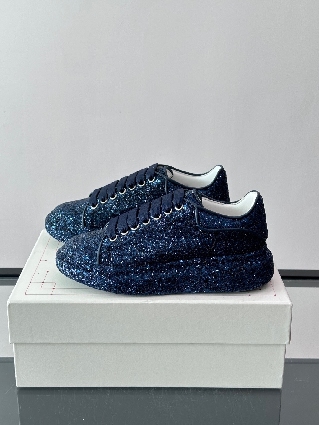 اسنیکر برند Alexander McQueen