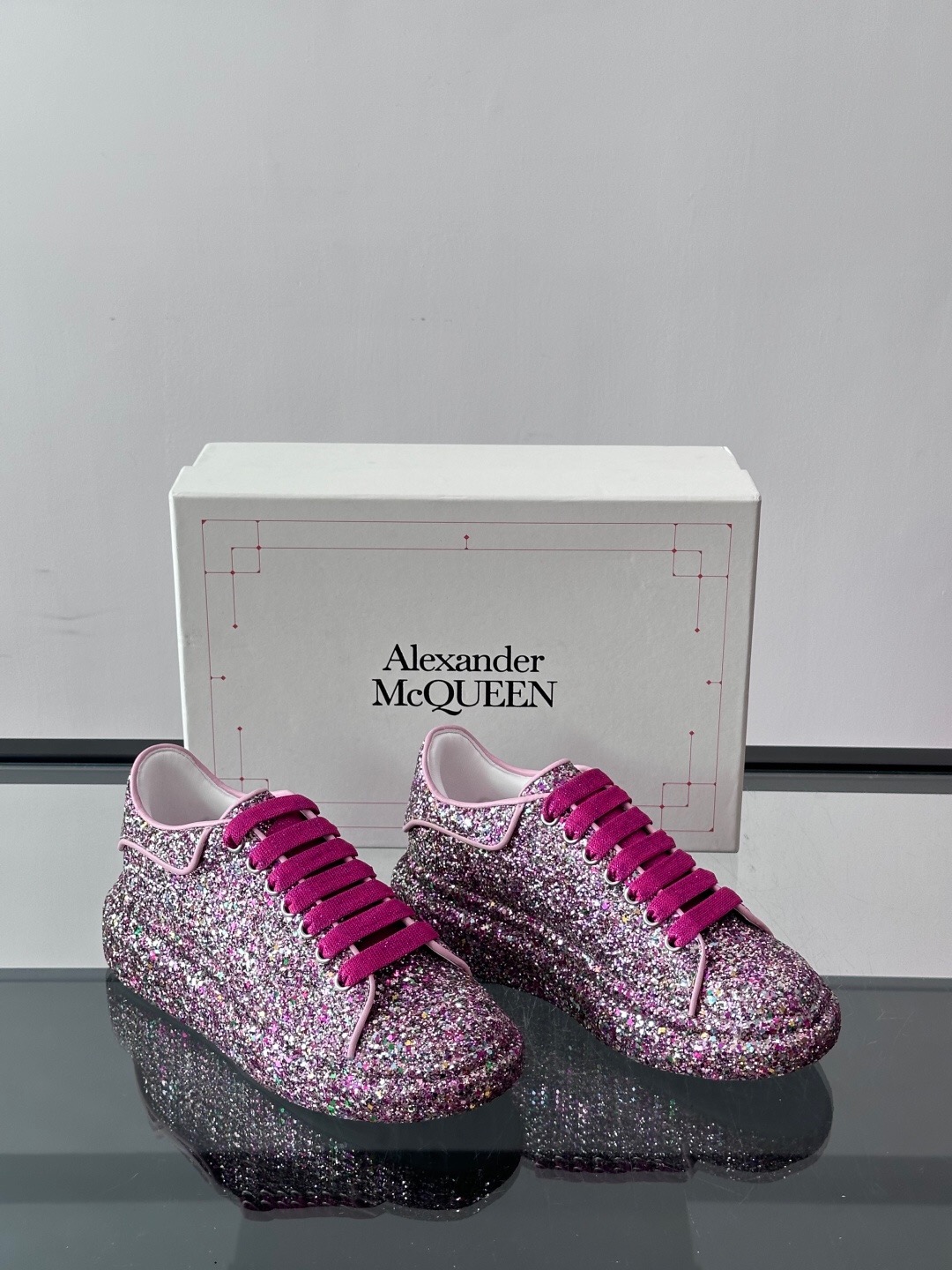 اسنیکر برند Alexander McQueen