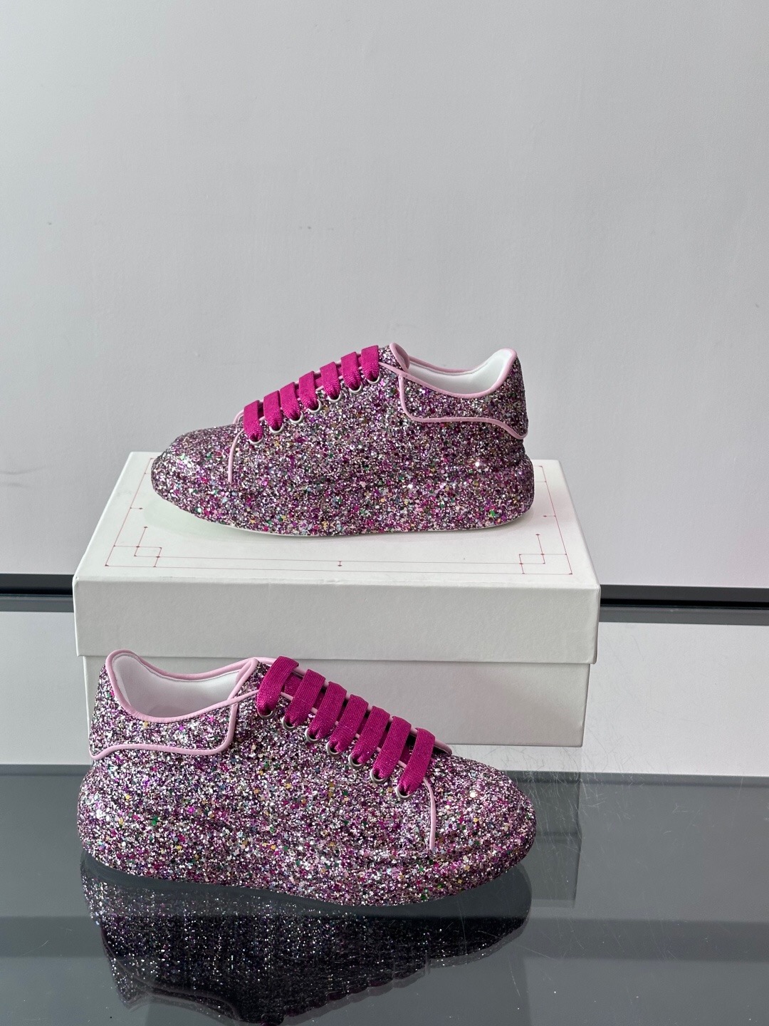 اسنیکر برند Alexander McQueen