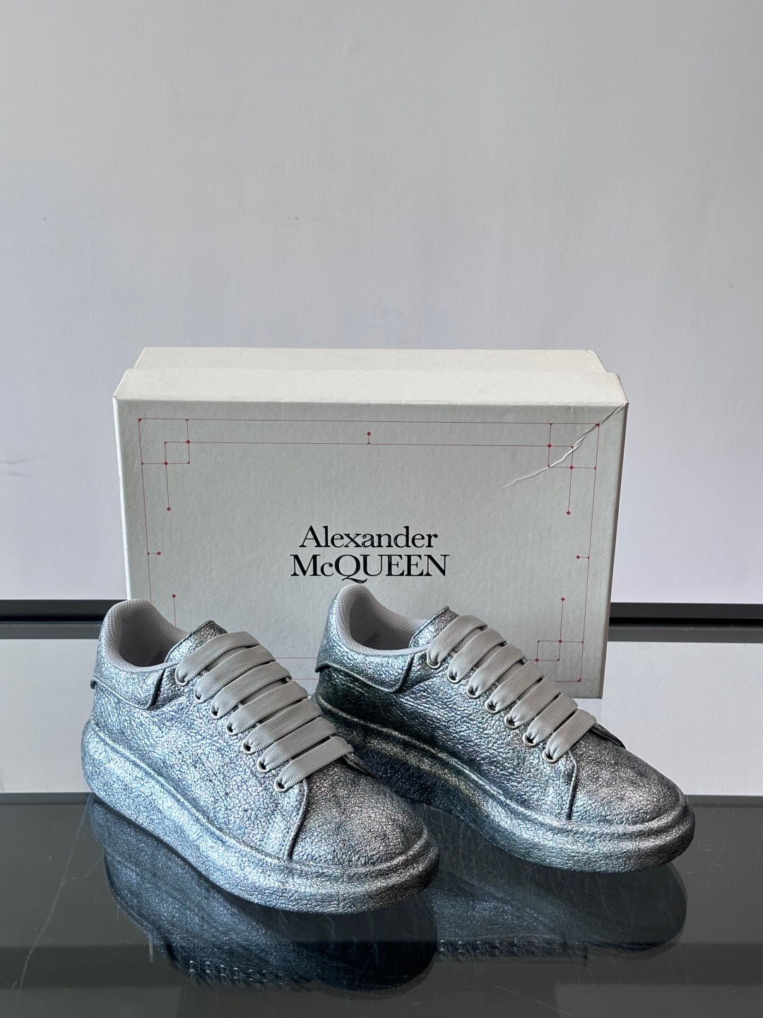 اسنیکر برند Alexander McQueen