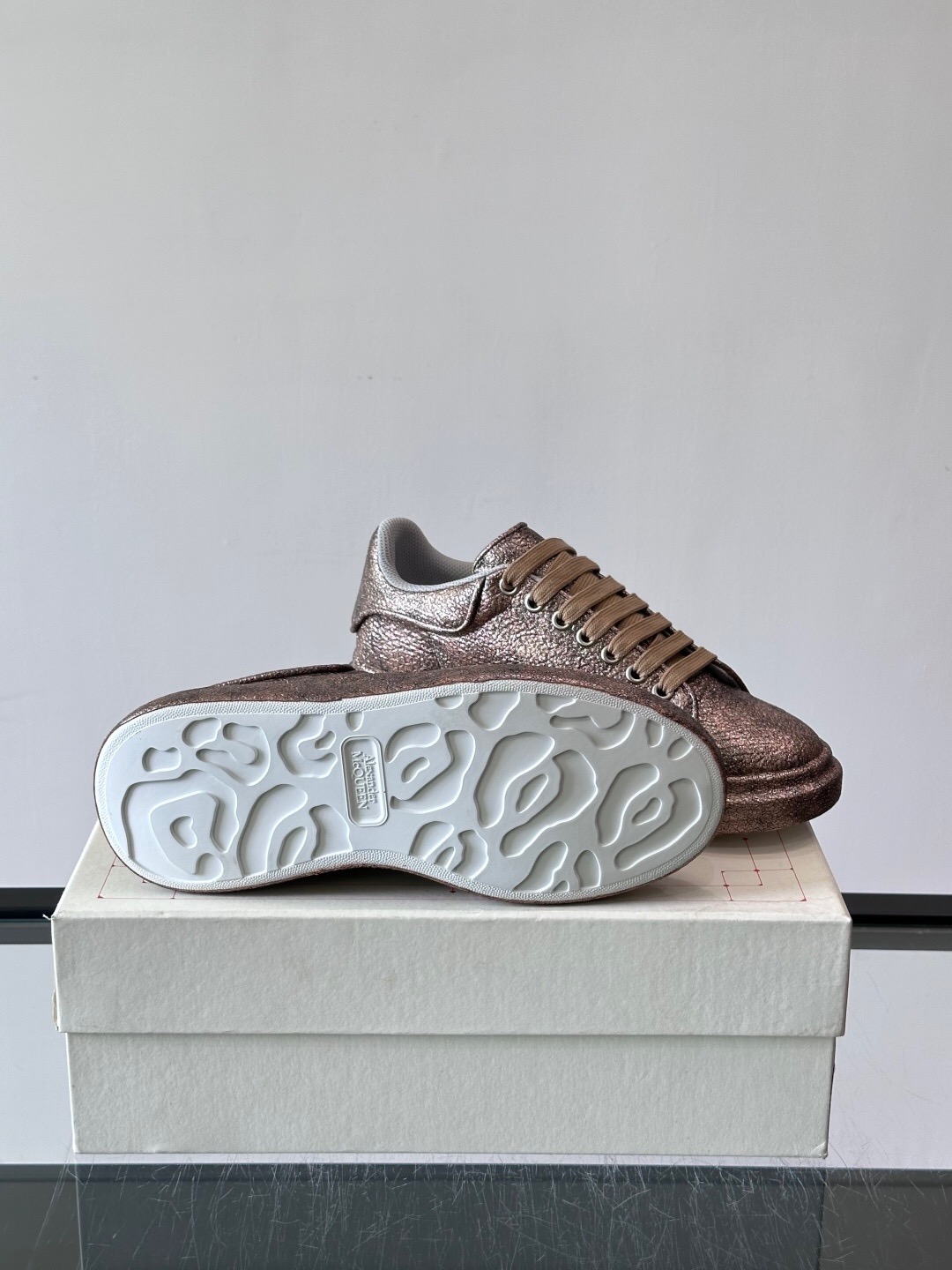 اسنیکر برند Alexander McQueen