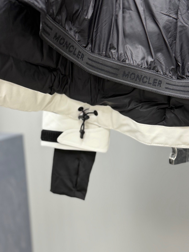 کاپشن زنانه برند Moncler
