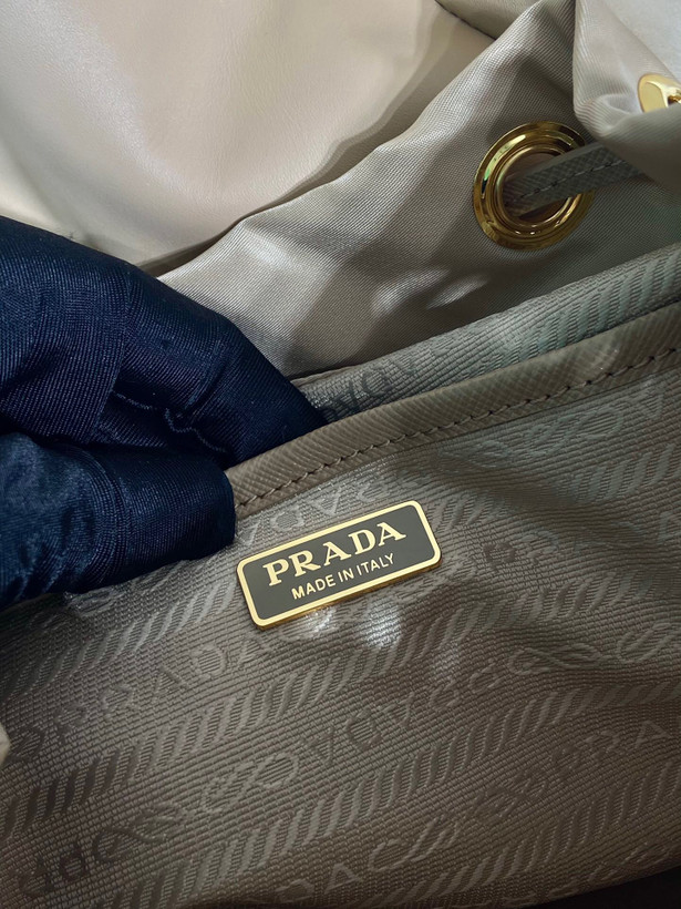 کیف کوله زنانه برند Prada
