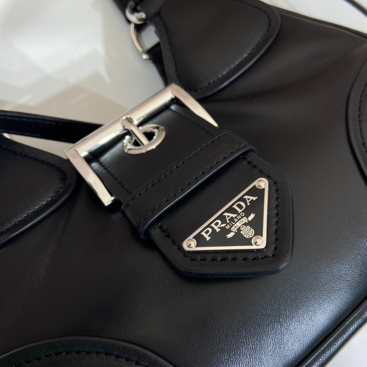کیف چرم زنانه برند Prada