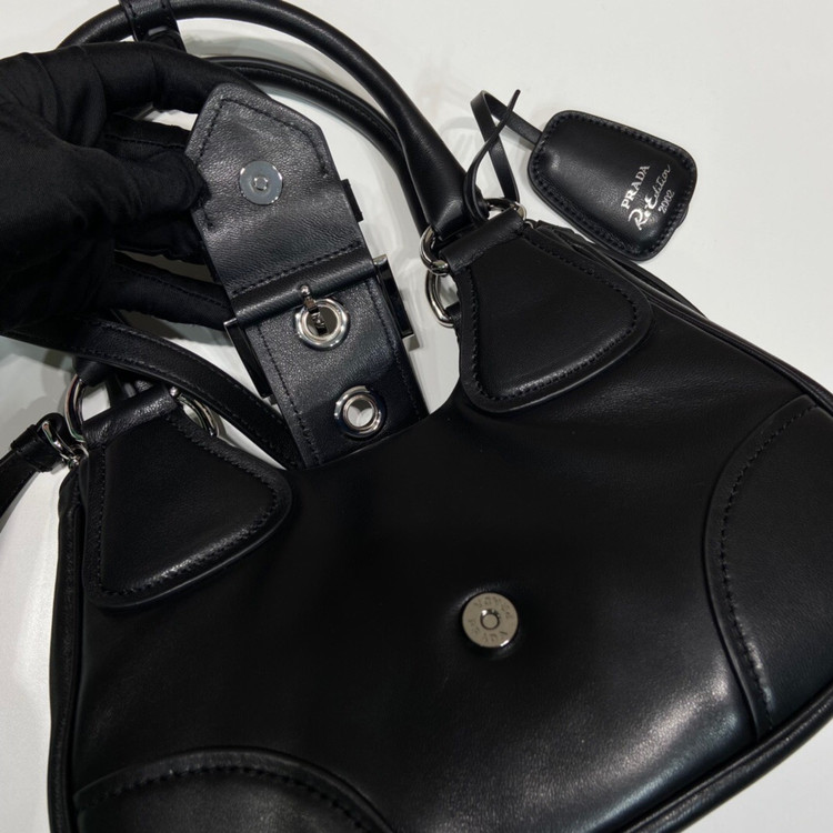 کیف چرم زنانه برند Prada