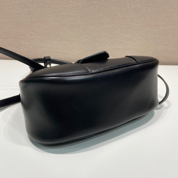 کیف چرم زنانه برند Prada