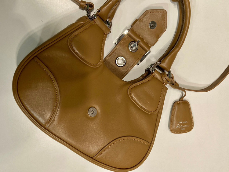 کیف چرم زنانه برند Prada