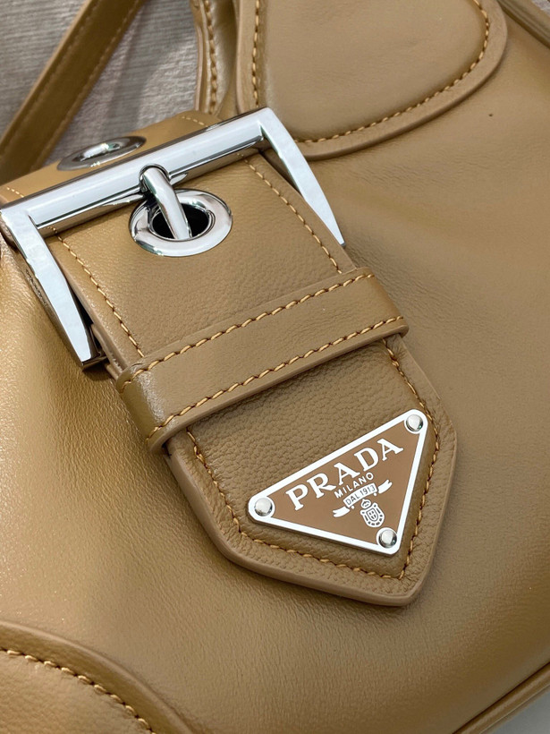 کیف چرم زنانه برند Prada