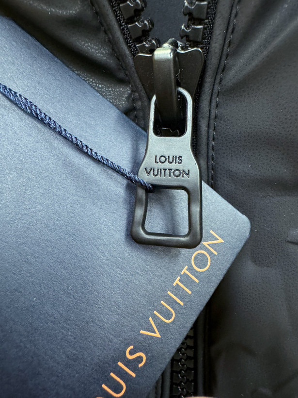 کاپشن برند Louis Vuitton