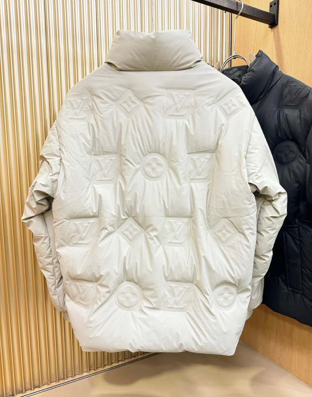 کاپشن برند Louis Vuitton