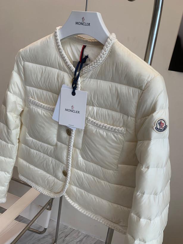 کاپشن زنانه برند Moncler