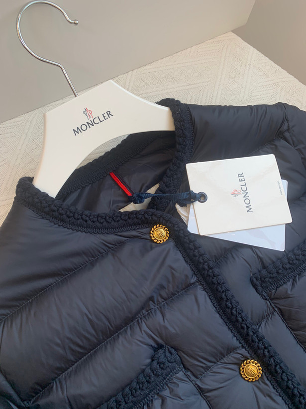 کاپشن زنانه برند Moncler