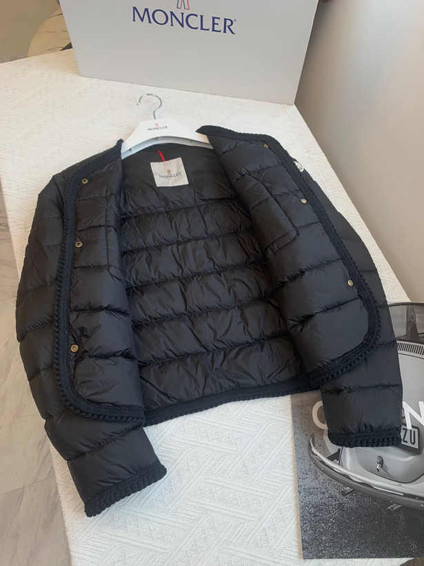 کاپشن زنانه برند Moncler
