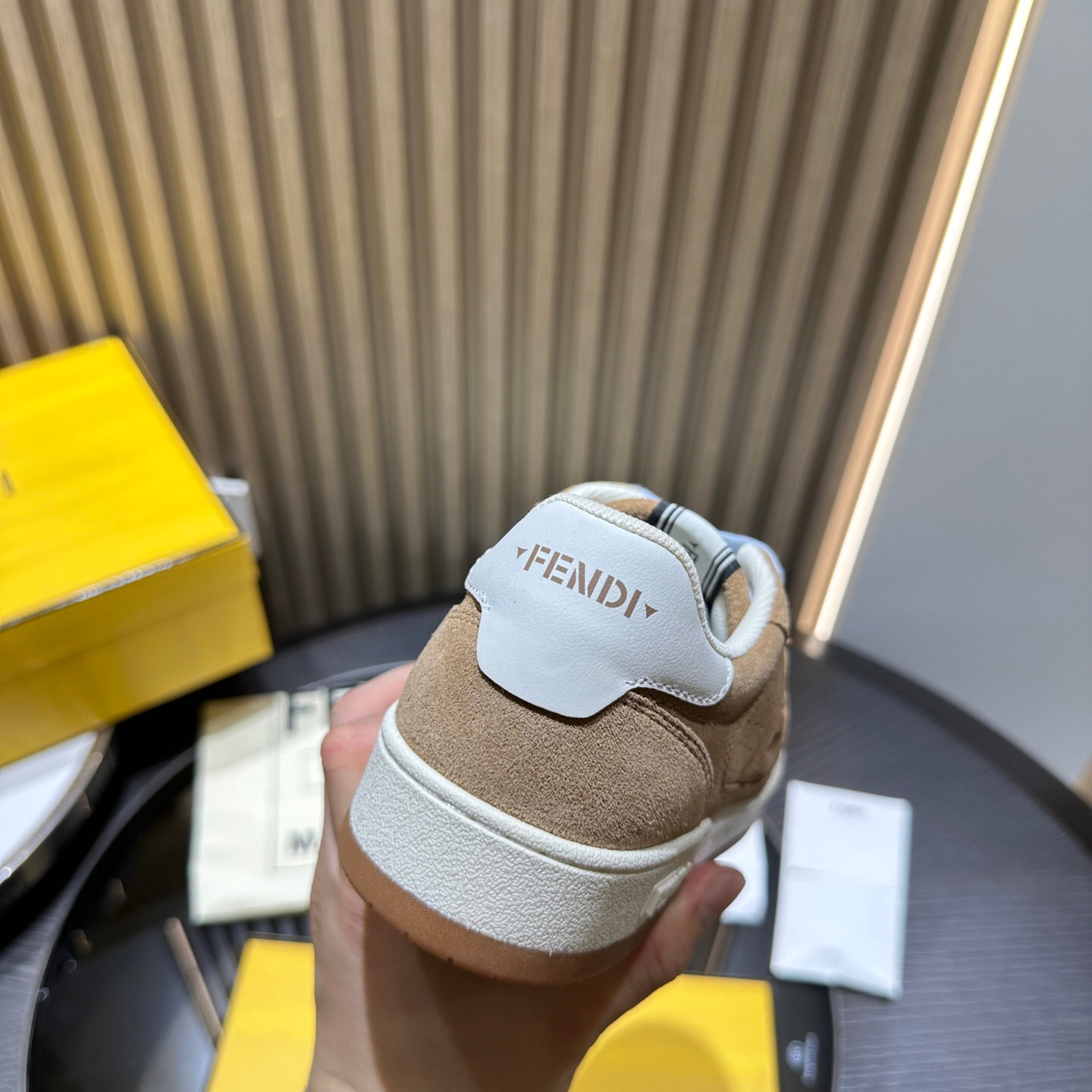 اسنیکر برند Fendi