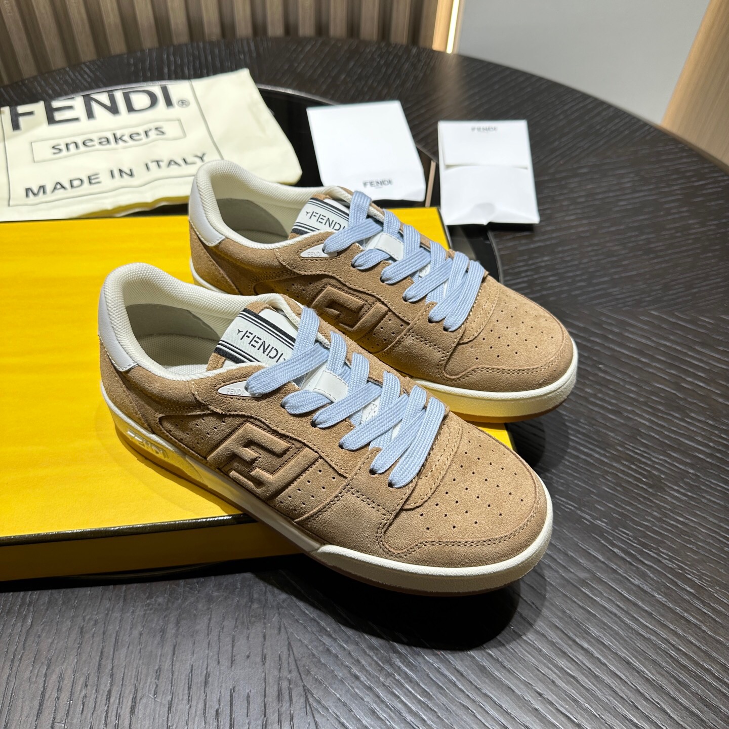 اسنیکر برند Fendi