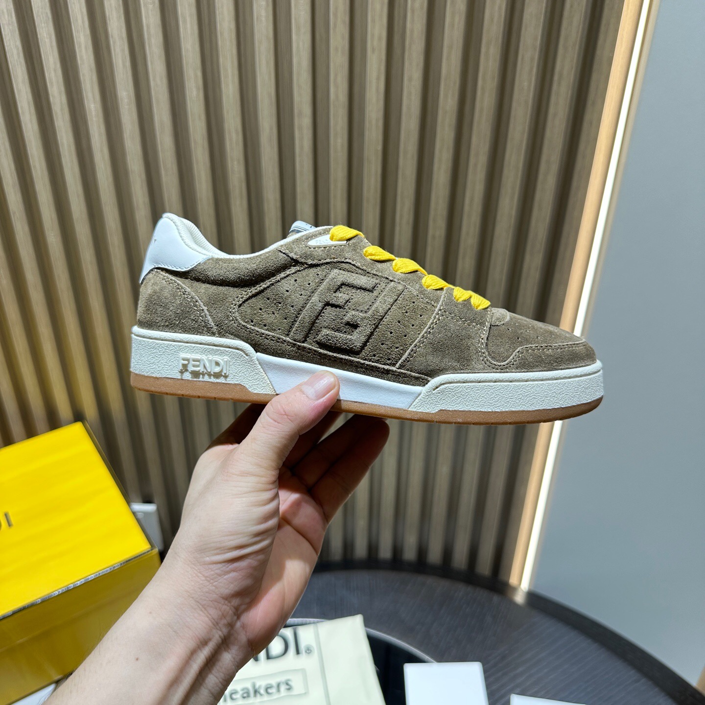 اسنیکر برند Fendi