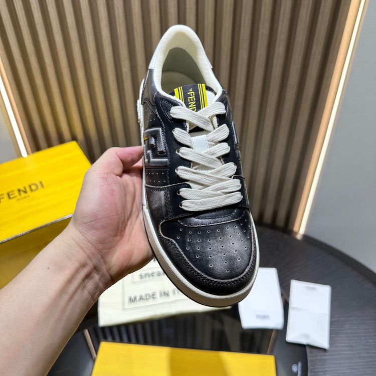 اسنیکر برند Fendi
