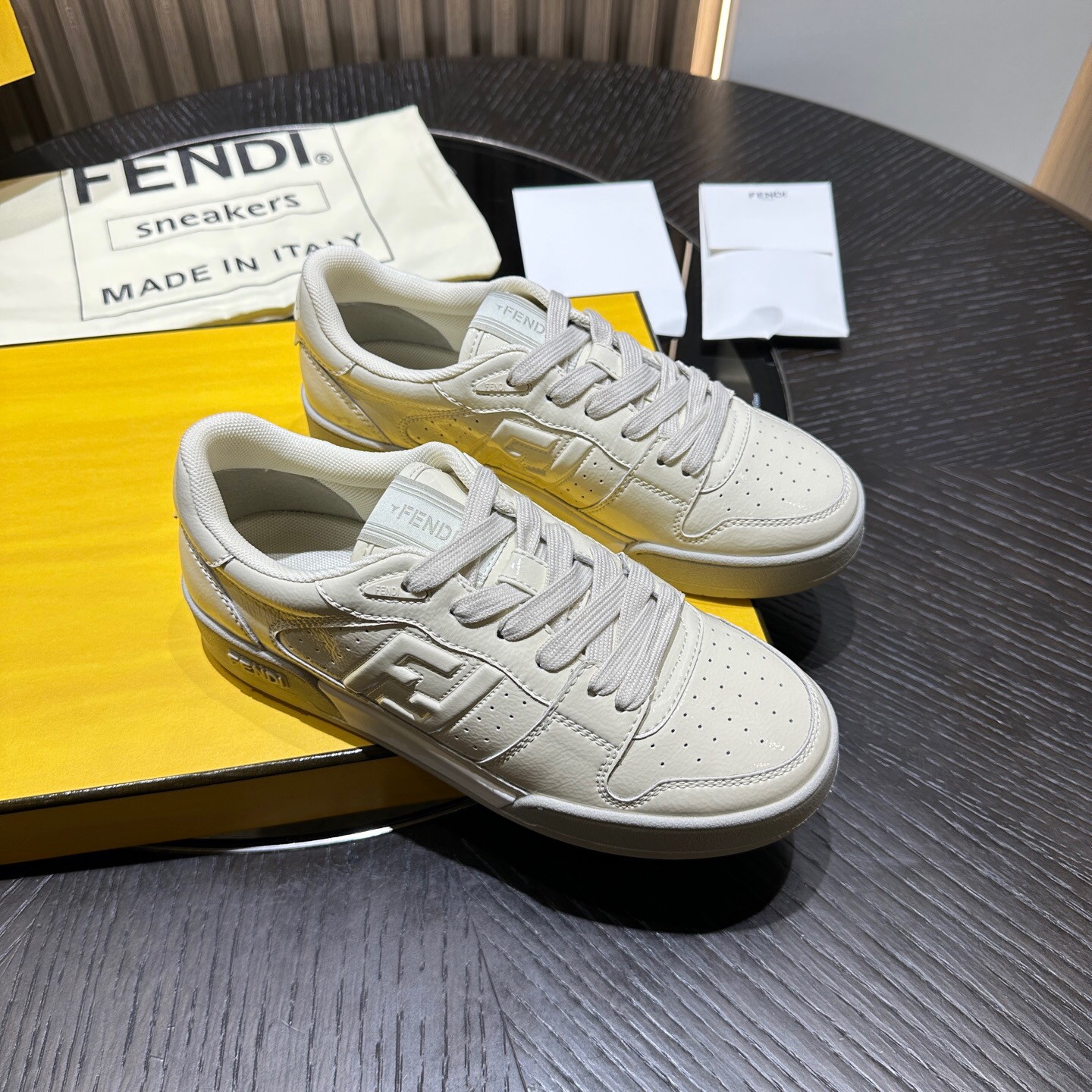 اسنیکر برند Fendi