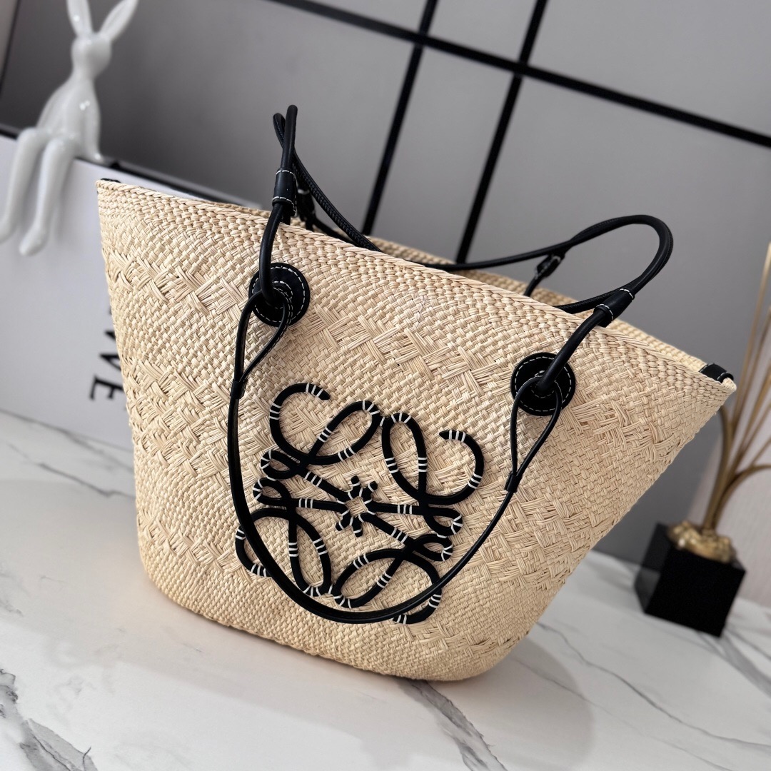 کیف زنانه برند Loewe مدل ۲۰۲۶