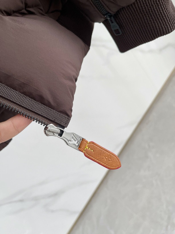 کاپشن برند Louis Vuitton مدل ۲۰۲۶