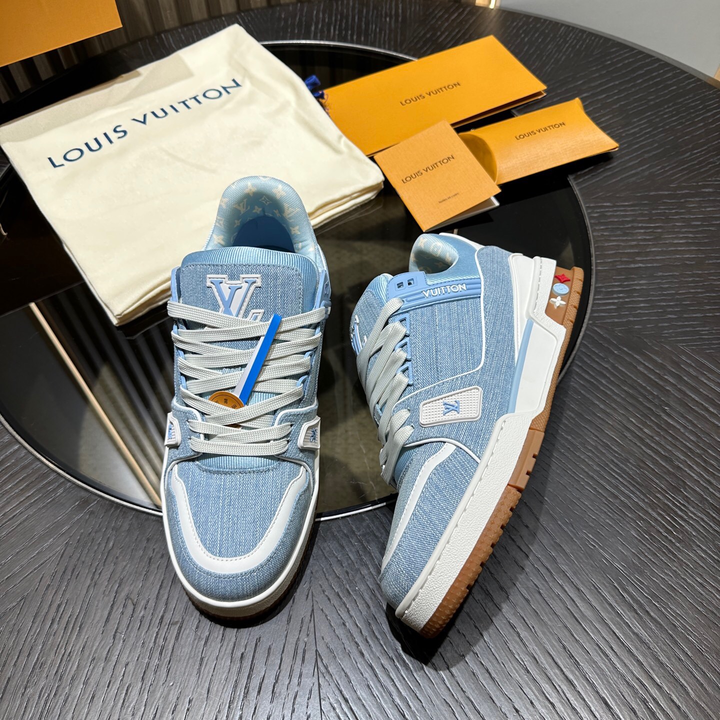 اسنیکر برند Louis Vuitton
