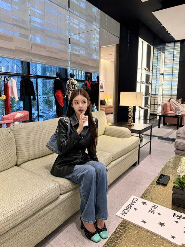 کت چرم زنانه برند Alexander McQueen
