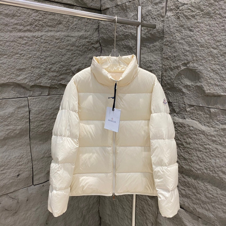 کاپشن زنانه برند Moncler