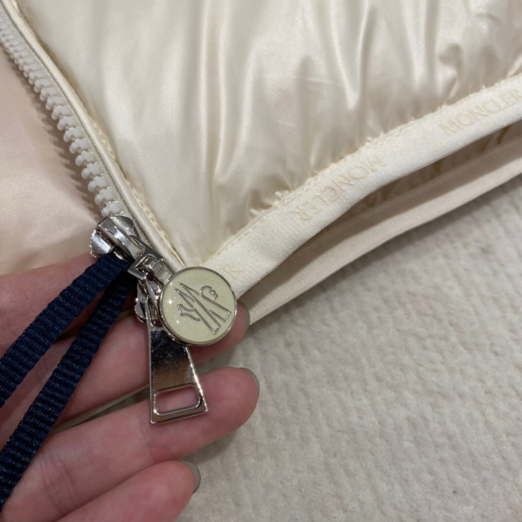 کاپشن زنانه برند Moncler