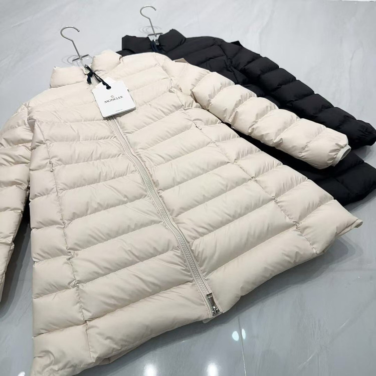 کاپشن زنانه برند Moncler