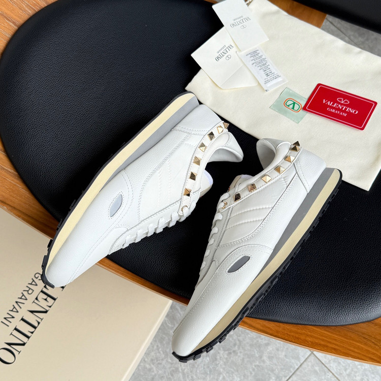 اسنیکر برند Valentino