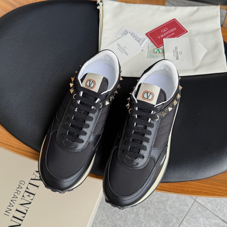 اسنیکر برند Valentino