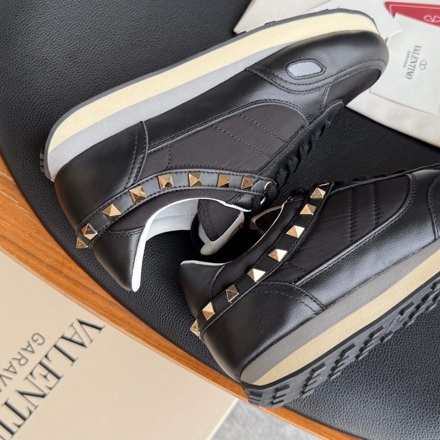 اسنیکر برند Valentino